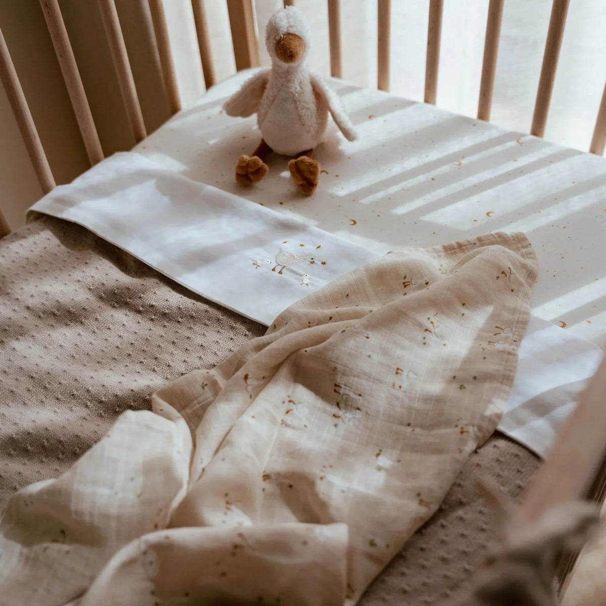 Knitted cot blanket – Beige – Essentials