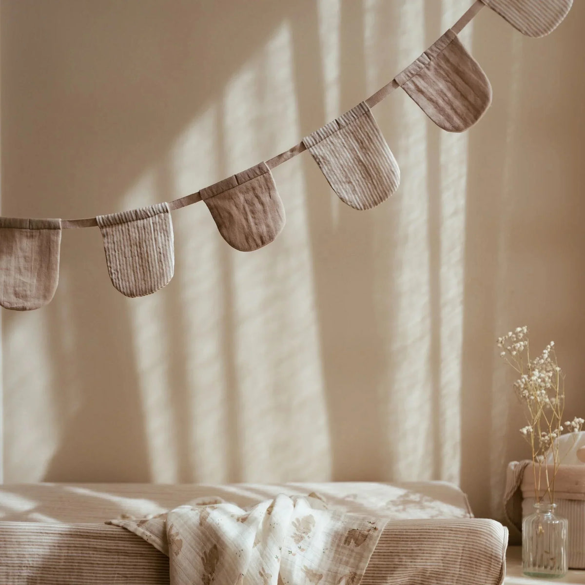 Slinger met vlaggetjes - Beige - Essentials